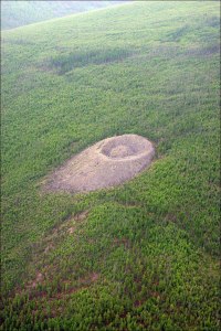 El cono en su parte más alta mide 80 metros y tiene150 metros de ancho. La profundidad del circulo central es de aproximadamente 10 metros.